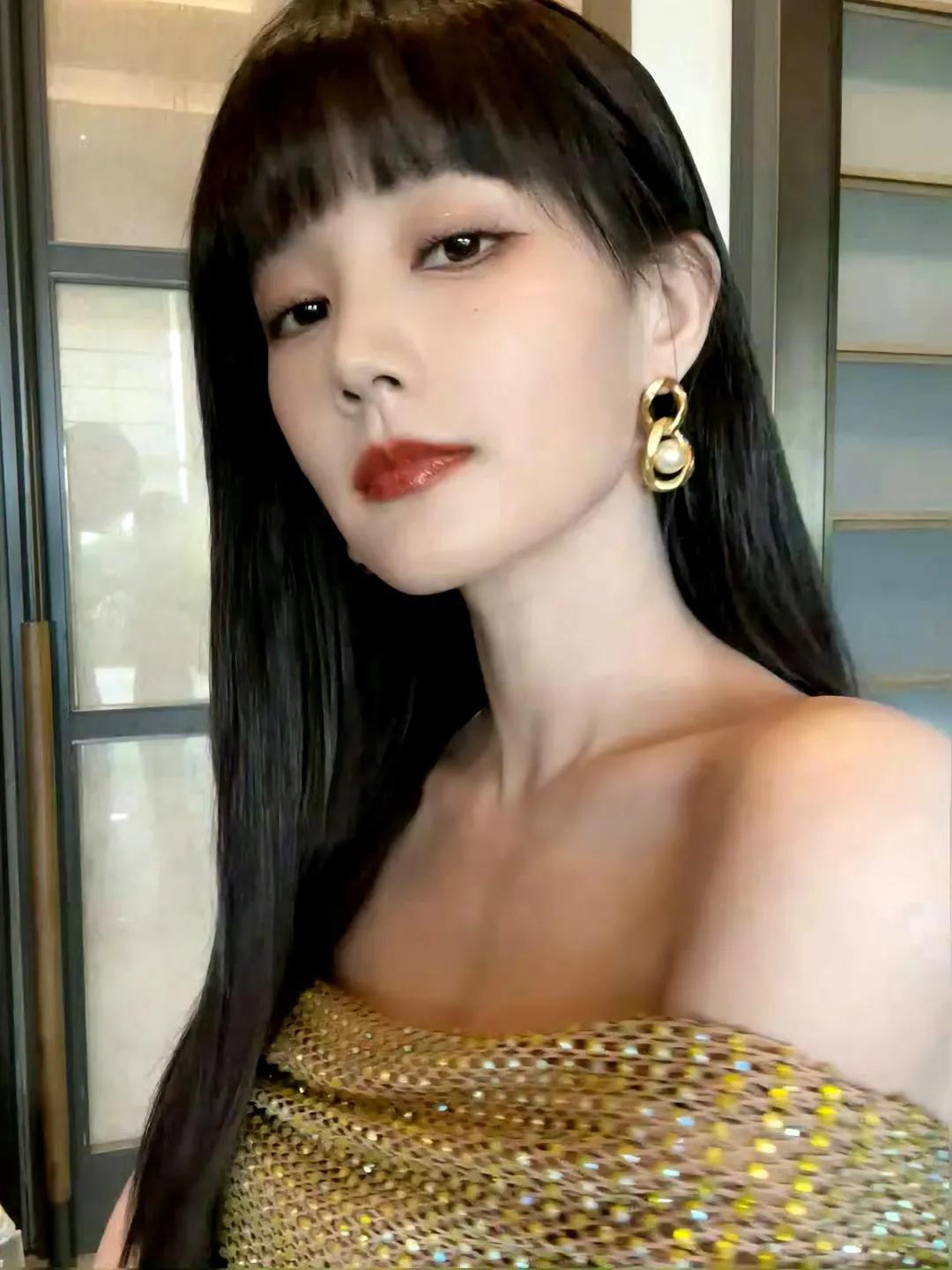 李一桐✨金色亮片连衣裙，闪耀夺目，气质满分✨李一桐