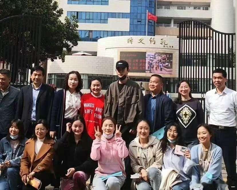 朱一龙的篮球梦碎了朱一龙巨人时和朱一龙遇到巨人时这张对比图好好笑哈哈哈 