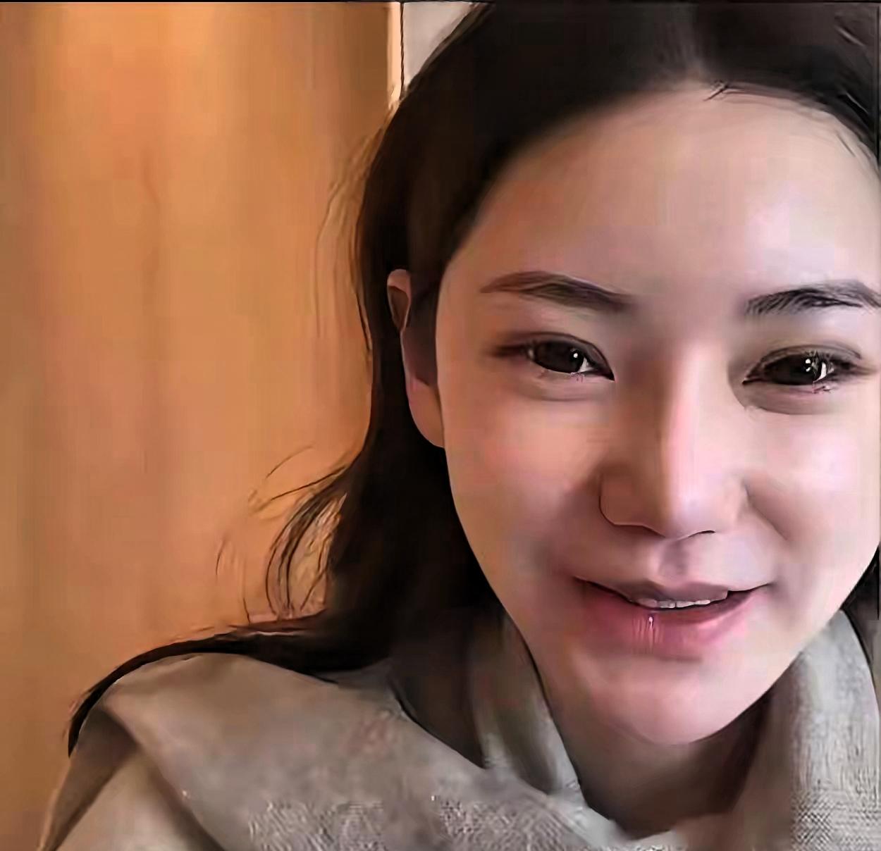 孩子快百天了，得办酒席。亲戚朋友要来，还有丈夫的同事，大家都在想，到时候人多会不