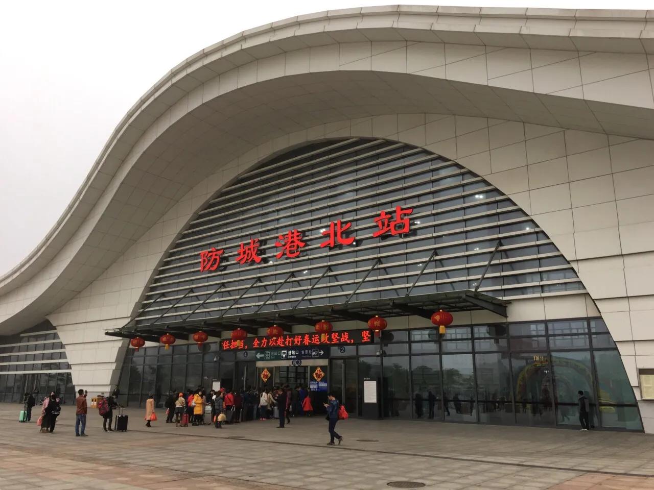 【防城港，两个月的眷恋】
 
在防城港的两个月
日子如海浪轻拍沙滩
舒缓，自在，