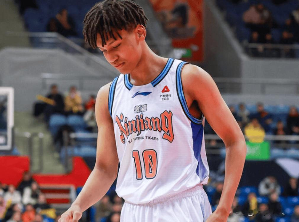 冯傲打脸刘炜指导，6+5帮助球队大胜辽宁，绝对是有能力登场



冯傲迎来春天，