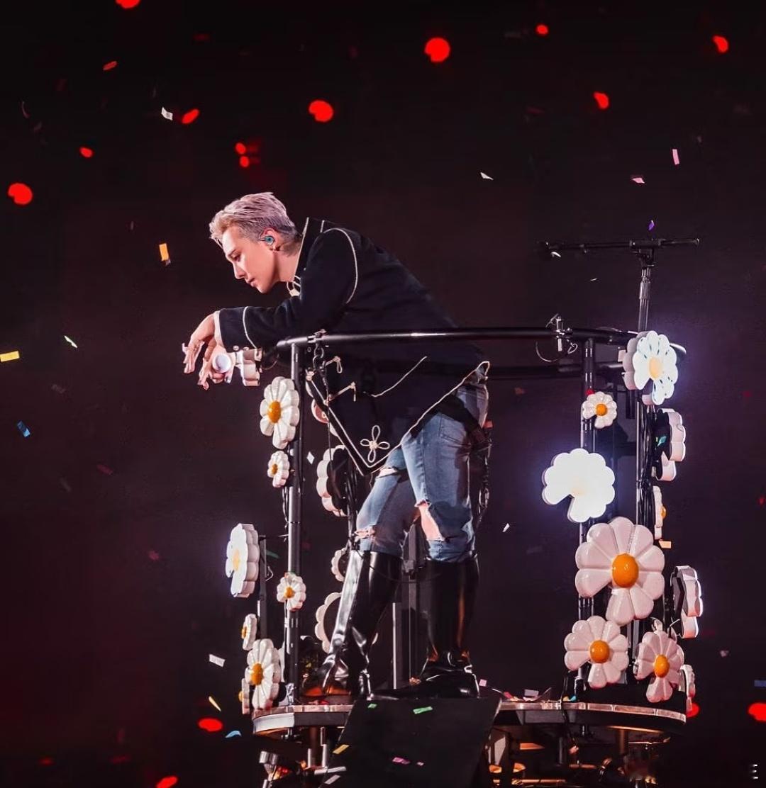 权志龙对中粉说这里是韩国只是向在座的韩国粉丝解释一下，刚刚的中文对话是什么意思而