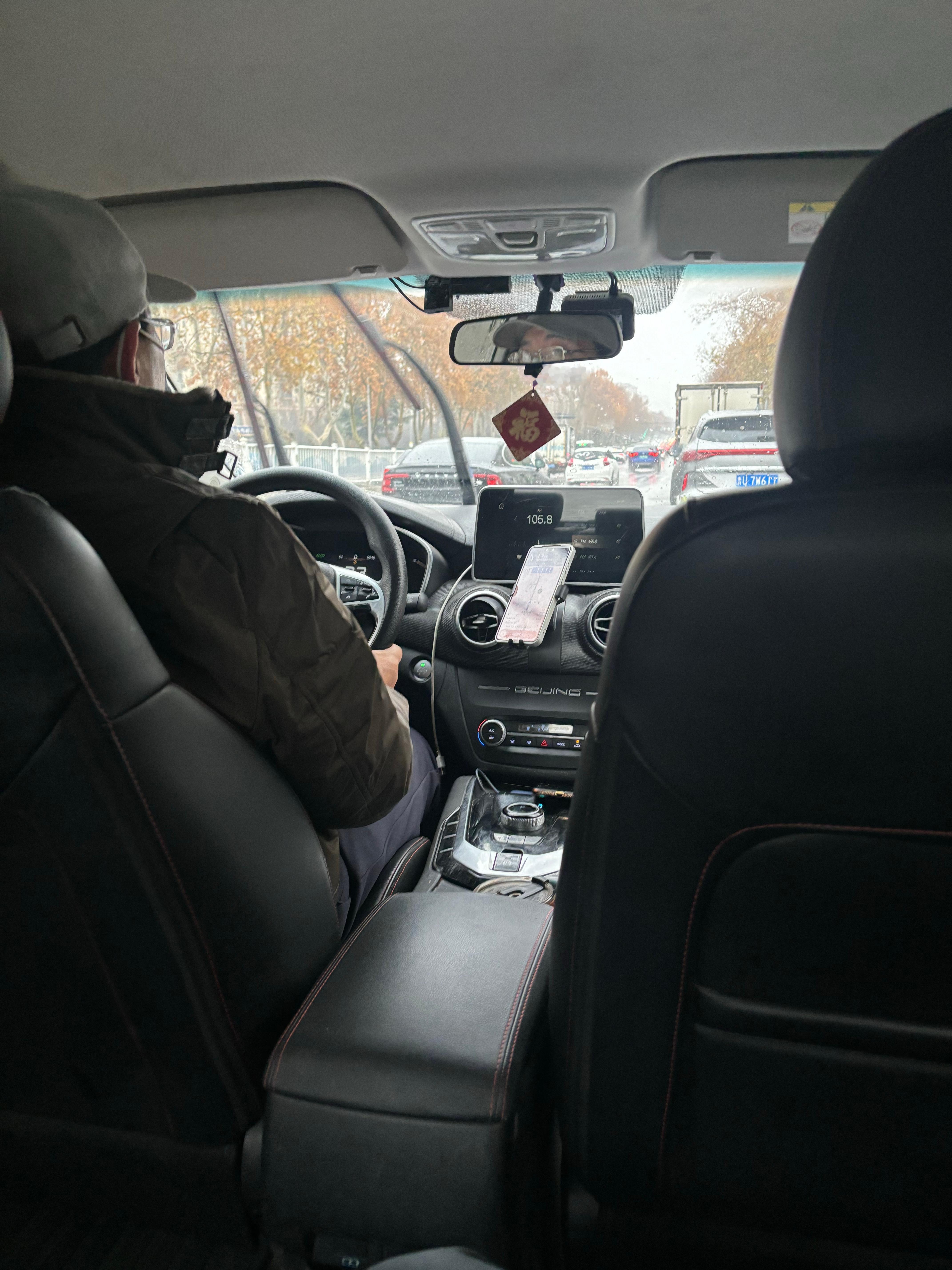 刚跟我朋友聊“下雨必堵车”，妥妥是铁律。他说因为每到下雨的时候，每年两箱油的车主