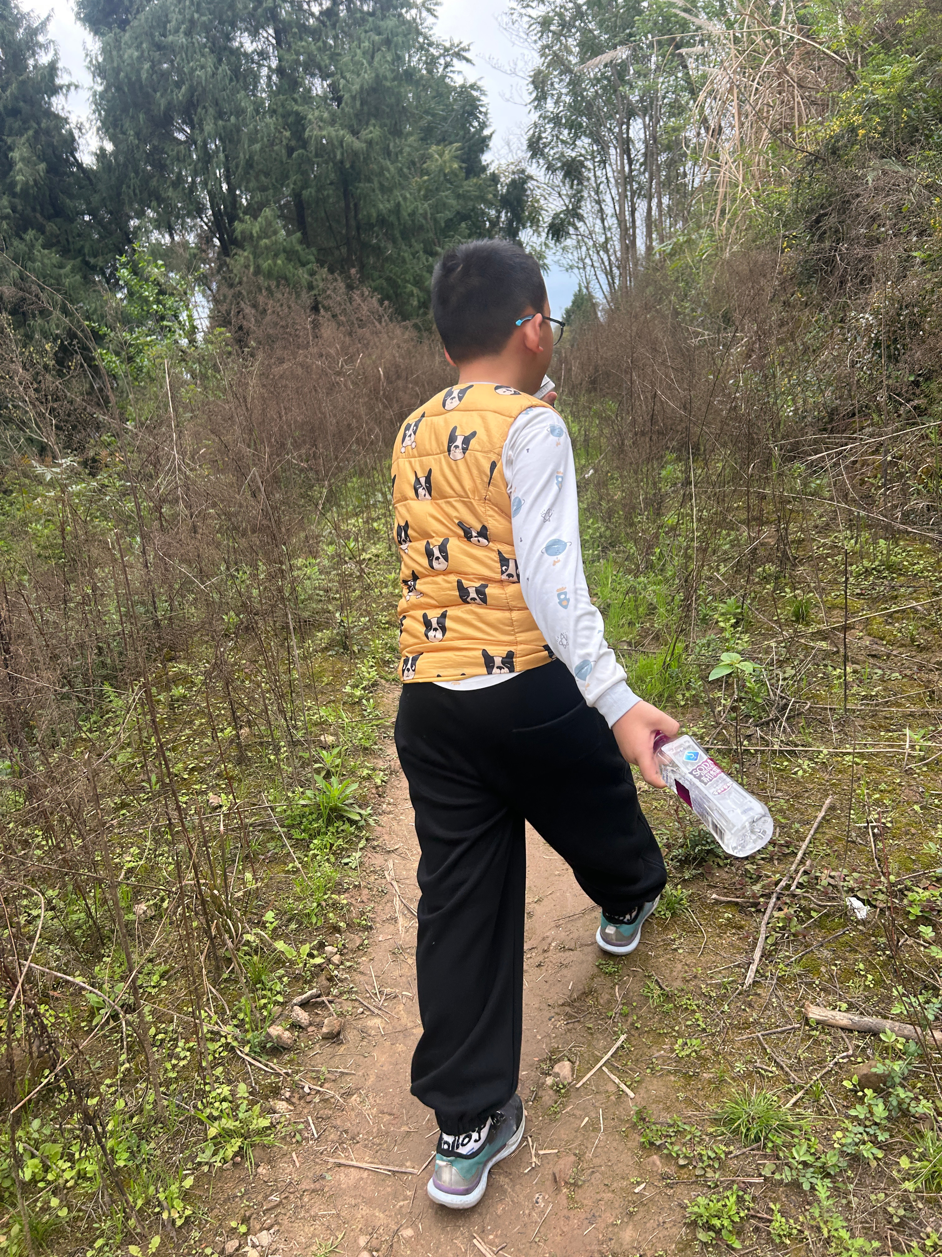 刚从山上下来，一刷就看到爬山就得穿鲜艳的衣服 这个热搜，感觉说的非常对，说到心坎