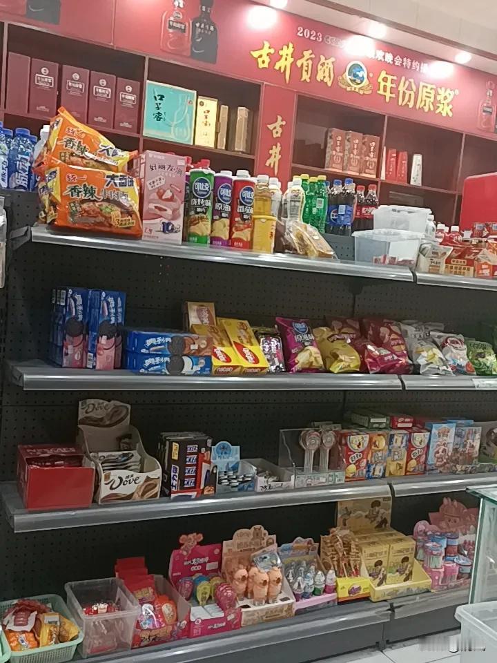 商店位置不太好，有点偏僻，人流量很少，生意不是多好。

亲戚说，租一间门面房一年