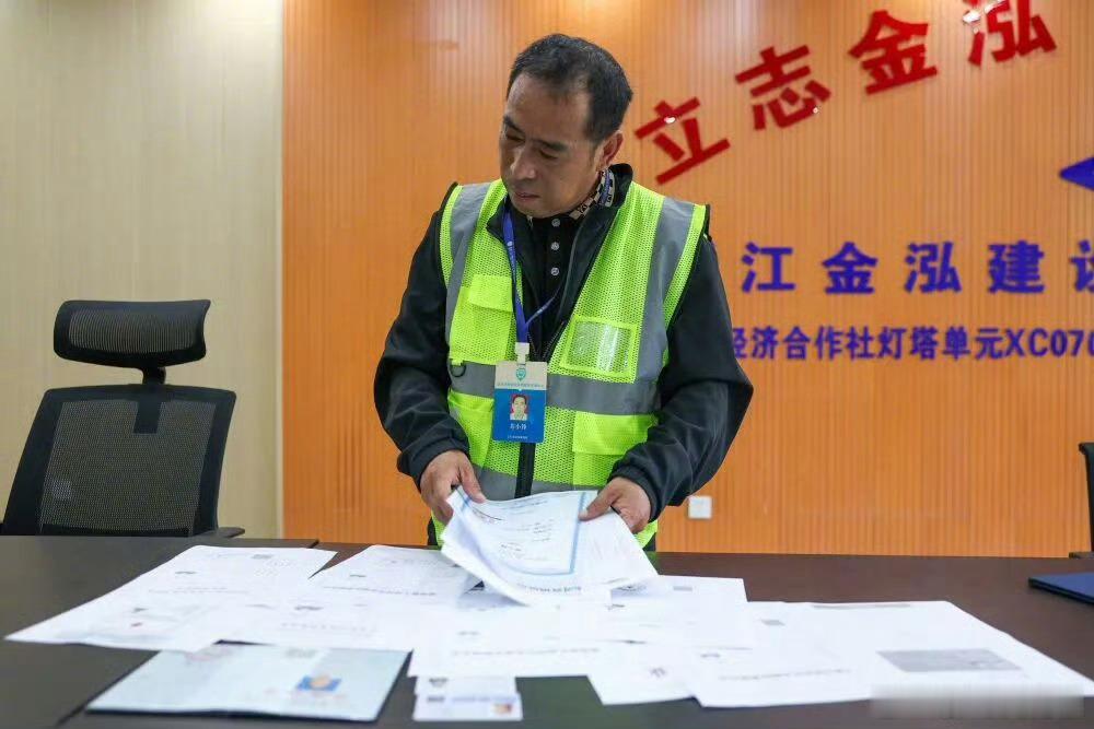 51岁工地大叔9年考13证月薪过万13个证才月薪过万，这含金量也太低了吧。 