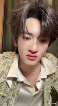 邓佳鑫直播 邓佳鑫真的一直在进步，直播越来越自然，歌声也越来越动人。 