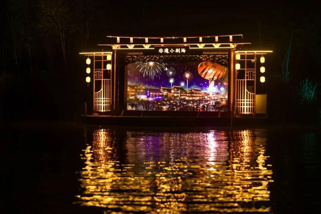 周口荷花节夜游重磅上线！淮阳龙湖《龙湖神话夜》沉浸式水幕演出太震撼。以湖面为舞台