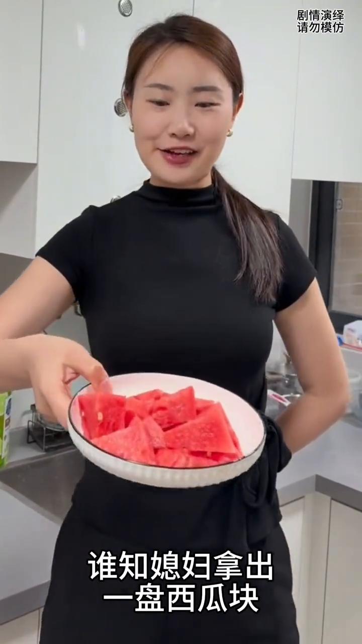 女子把西瓜块留给丈夫吃，谁知她却吃西瓜皮，太暖心了。
女子在厨房吃西瓜，这时丈夫