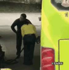 这是想把全车人送走吗？加油站抽烟？胆子不是一般的大。