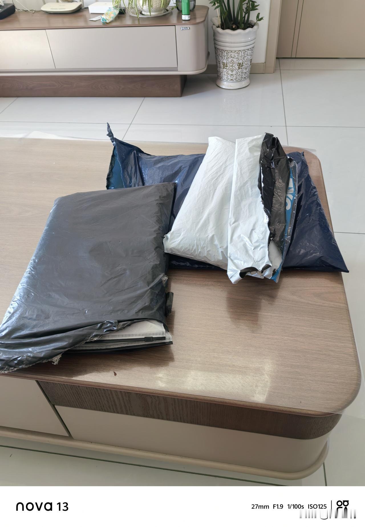 第一次经历买三件货都退的经历
卫衣是一个经常买的厂家，上衣是别人穿过的，前面到处