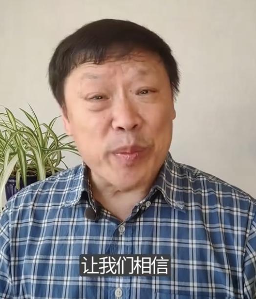 老胡回应了，网上关于他女儿和妻子的事情，都是谣言。

首先，她女儿没有去美国留过