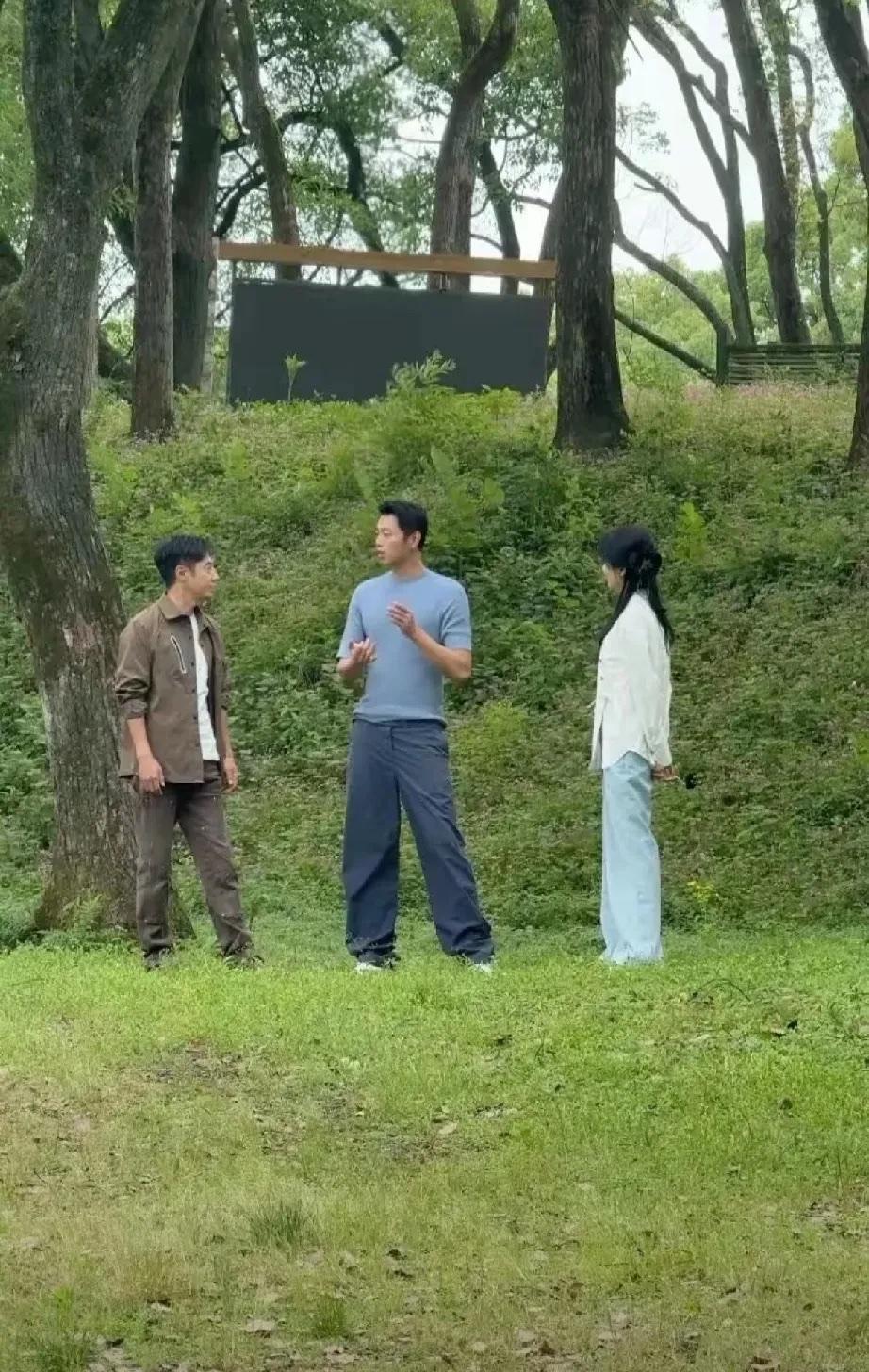 有谁认识撒贝宁中间这位高个子是谁？非常有气质