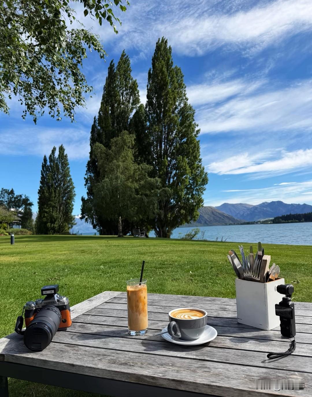 新西兰。再过俩来月，应该就入冬了。此情此景得年末才能再见到了。新西兰可能是人与自