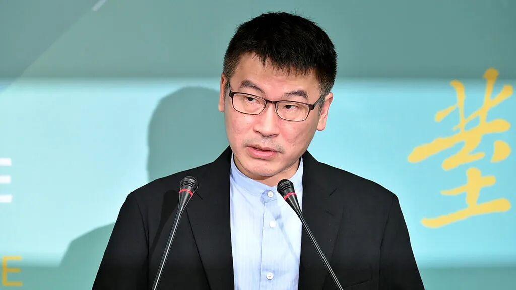 台陆委会副主委梁文杰日前在记者会上称，“凤梨释迦台湾人几乎不吃”，是完全要 “仰
