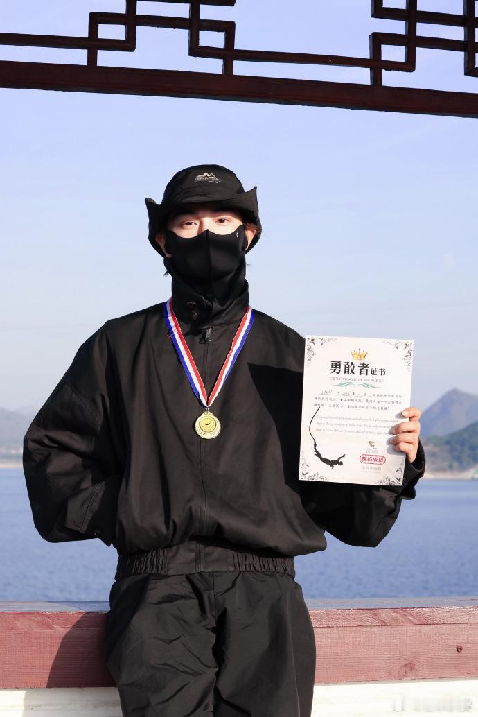 #丁禹兮晒勇敢者时刻#丁禹兮的勇敢者时刻就像璀璨星辰，闪耀在我们心间。他所经历的