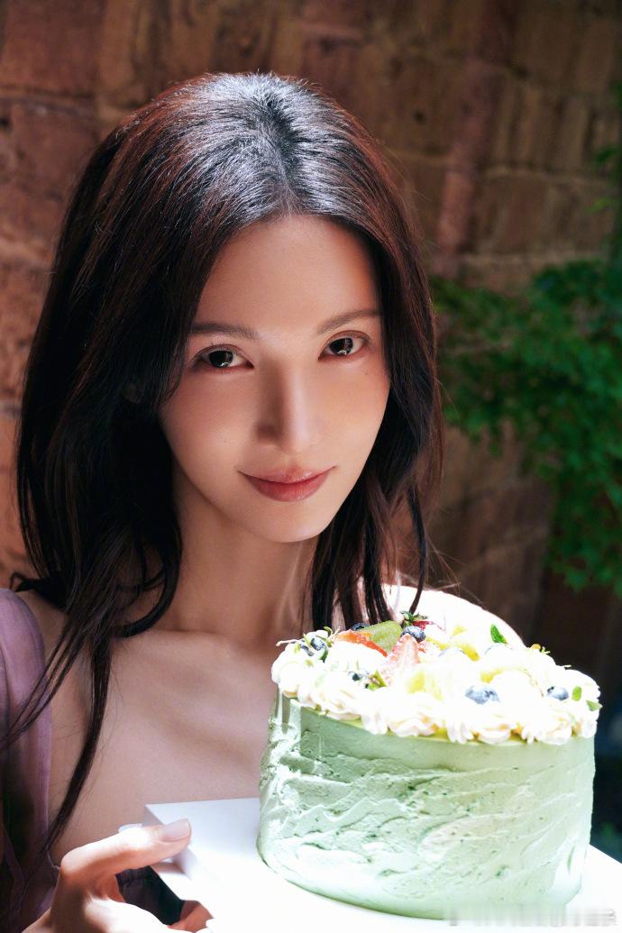 金晨生日拍立得金晨吃蛋糕拍立得 拍立得记录金晨生日夜，奶油抹在唇角没察觉，举着蛋