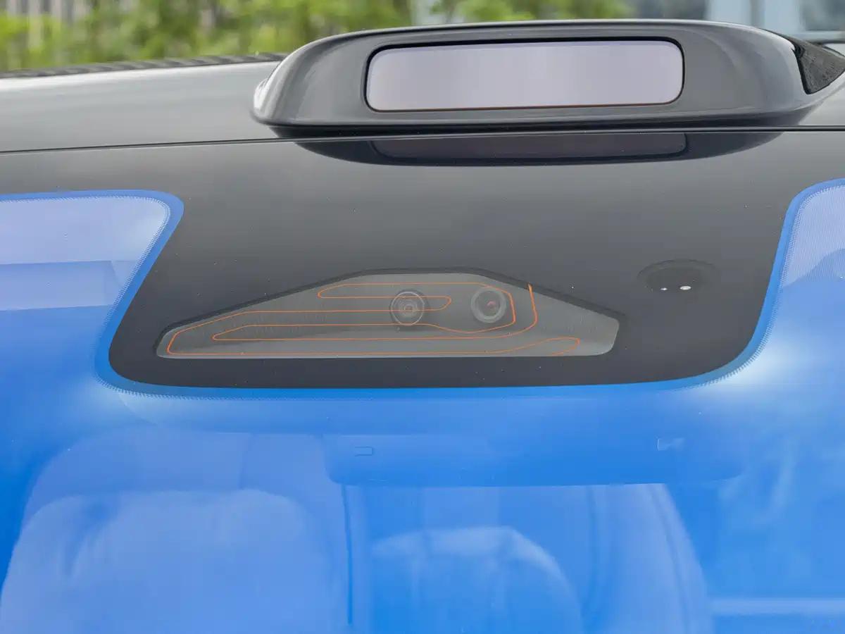 前置摄像头的地方，有挡风玻璃加热丝，有点意思 