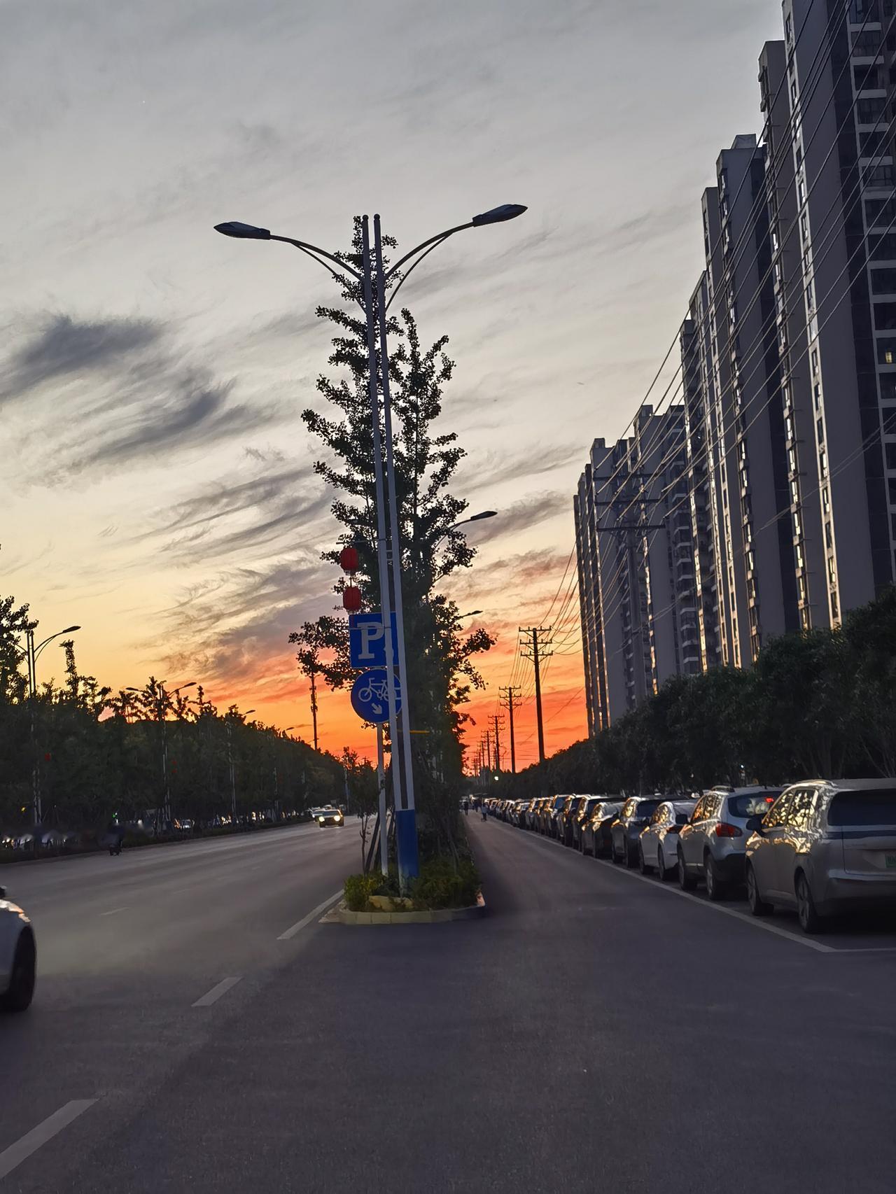 汉川涵闸河边上的夜景那叫一个绝！之前我去的时候，晚上沿着河岸漫步，灯光映照在水面
