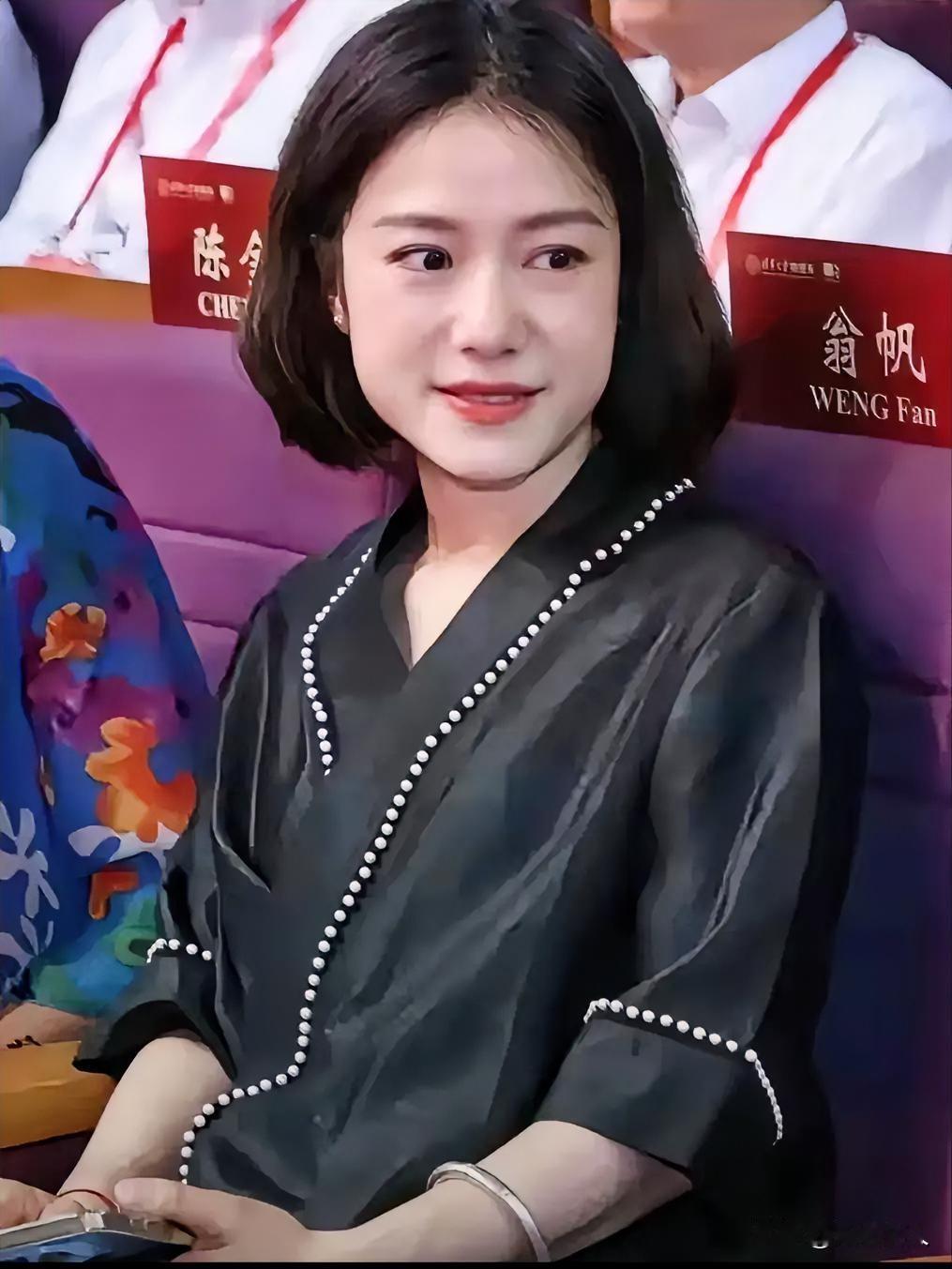 翁帆出席活动这张照片，看着状态真好，连我妈都惊讶，都是同龄人，差距怎么能这么大。