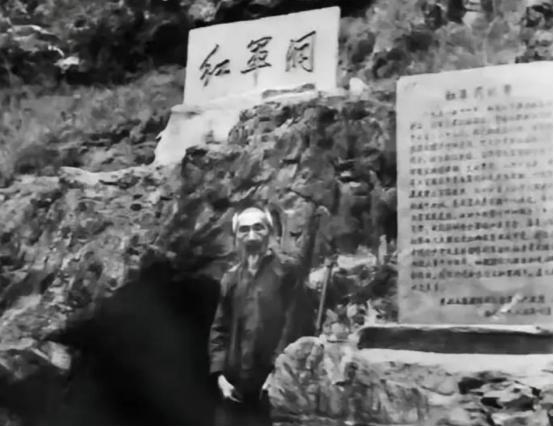 1934年，一名受伤的小红军，藏进了山洞。

民团的人堵住洞口，把他拖出来。
