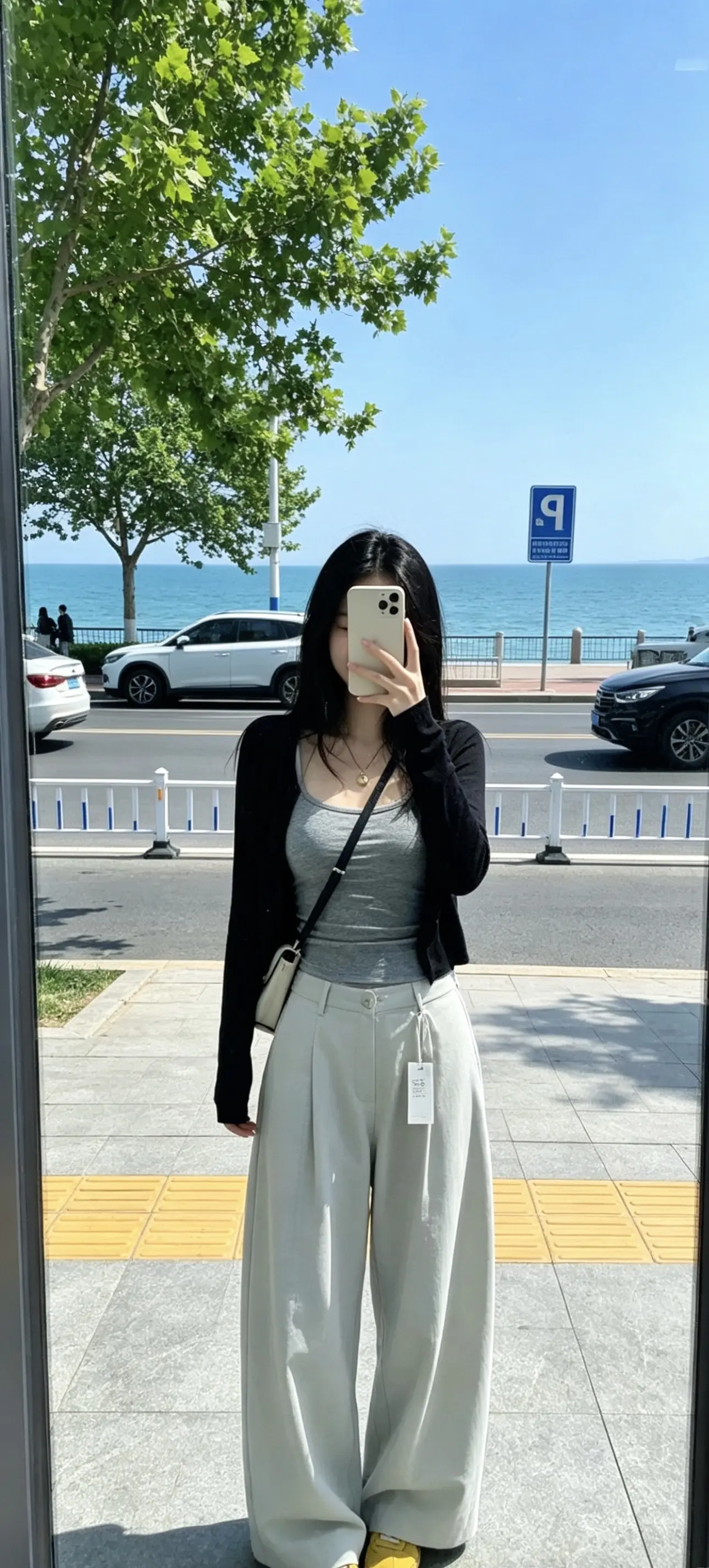 “何为孤独，一屋一人，三餐不定，         何为伴侣，手机，，床…”