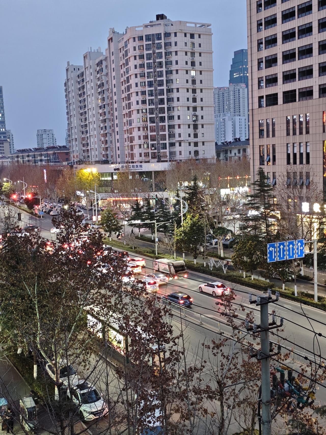 站在窗边看楼下的车水马龙，冷灰色的天把街道衬得更匆忙了。别人踩着油门奔赴各自的目