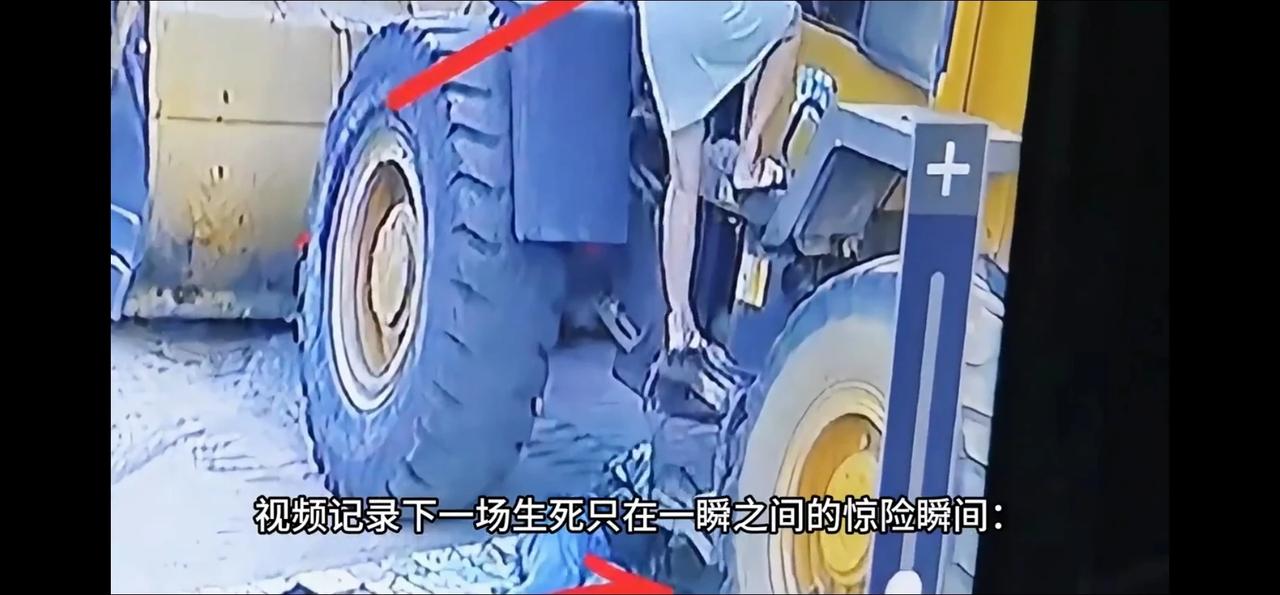请看视频截图。
视频显示，穿连衣裙（这是上班干活的穿着吗？）的妻子，直接从躺在地