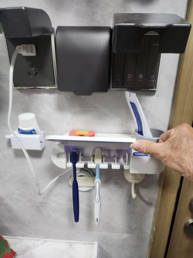 卫生间里安装牙刷紫外线消毒器好不好呢？请友友们评价一下吧！
卫生间里常期放置牙刷