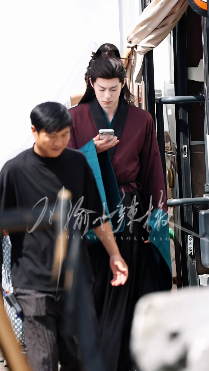 王鹤棣将门独后看手机路透王鹤棣顶着这么大的舆论如常拍戏 王鹤棣将门独后看手机路透