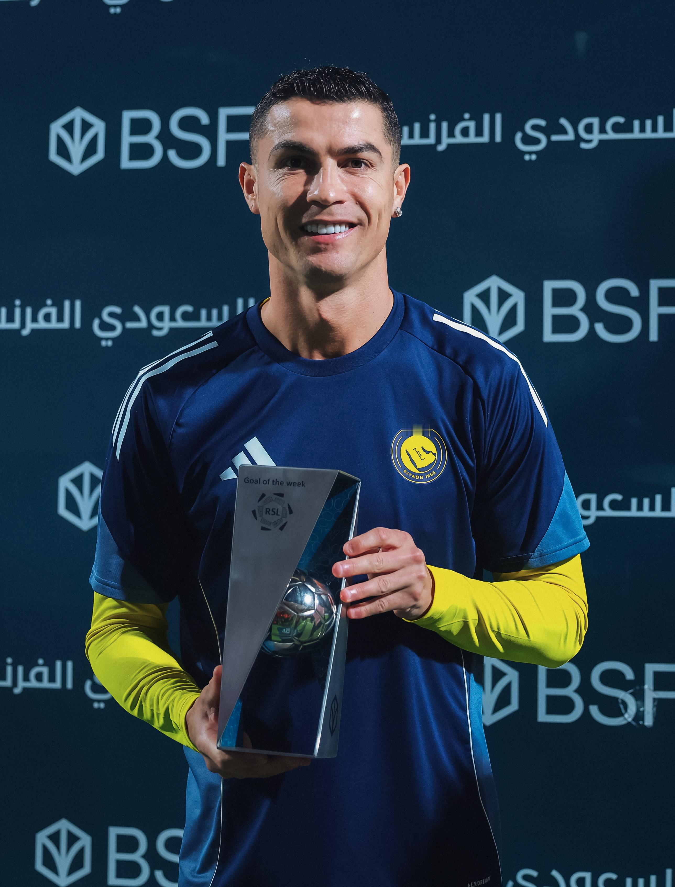 达曼协作vs利雅得胜利 📸 赛前利雅得胜利官方发布了罗哥和他周最佳进球奖杯的合