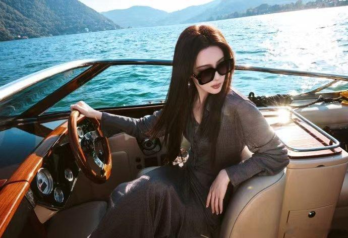 孟子义这个身材曲线长裙衬得身形特别好看，湖景游艇大片直接美出圈 孟子义这身材谁看