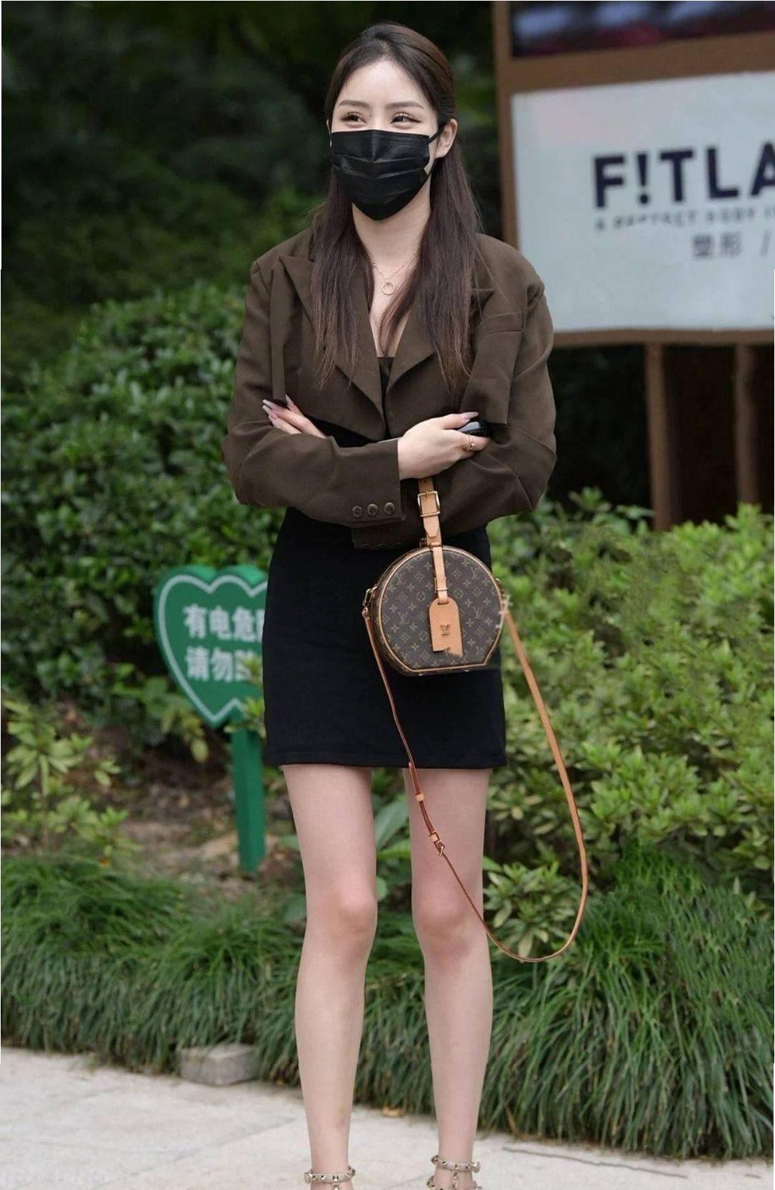 入秋想要把通勤感和松弛感拿捏到位，这套咖色短西装+黑色包臀短裙的组合，堪称懒人穿