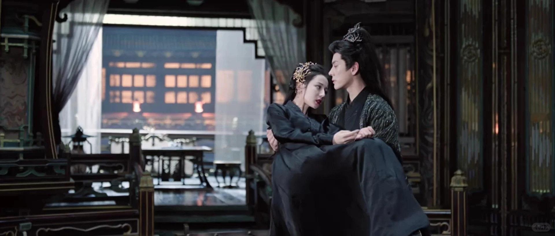 . 迪丽热巴为了不挨着晏柯练出腹肌《白日提灯》名场面笑疯，贺思慕为了不靠着晏柯，