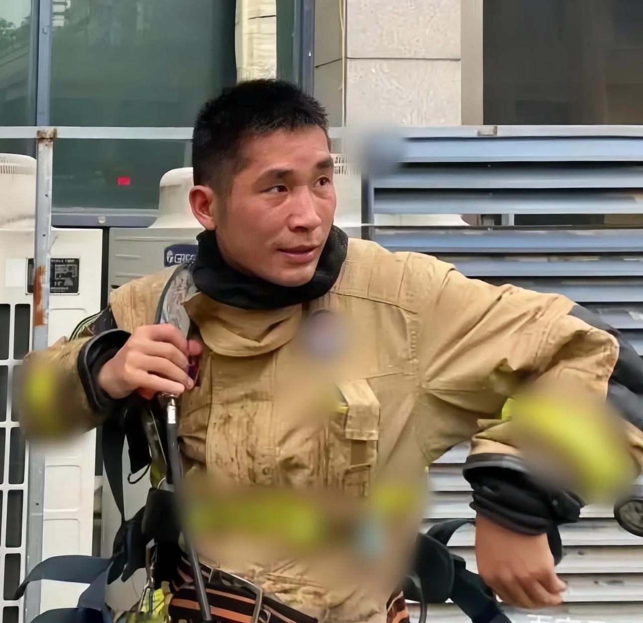 眼前的帅气小伙名叫毛景荣。2022年6月9日，毛景荣参与一家公司救火任务，他不顾