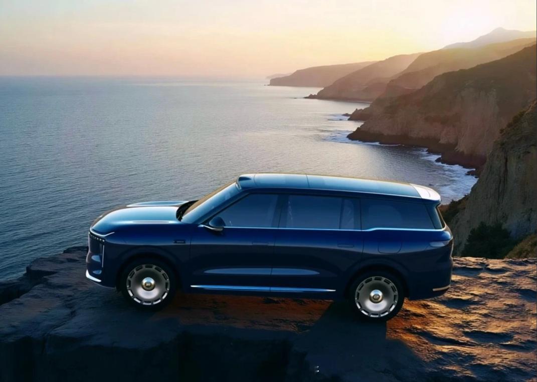 新车划重点11月4日，智己LS9正式开启预售，价格区间为34.69-37.69万