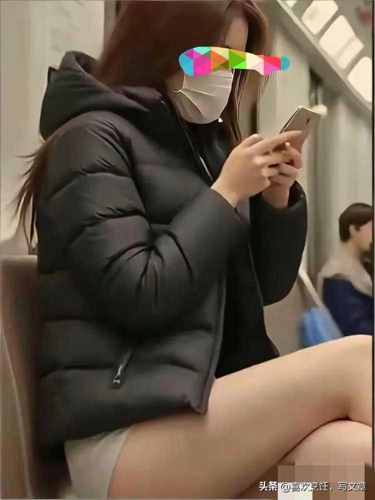 现在的女孩子，这么冷的天，上身羽绒服，下身短裤，光着大长腿，冰火两重天，不知是冷
