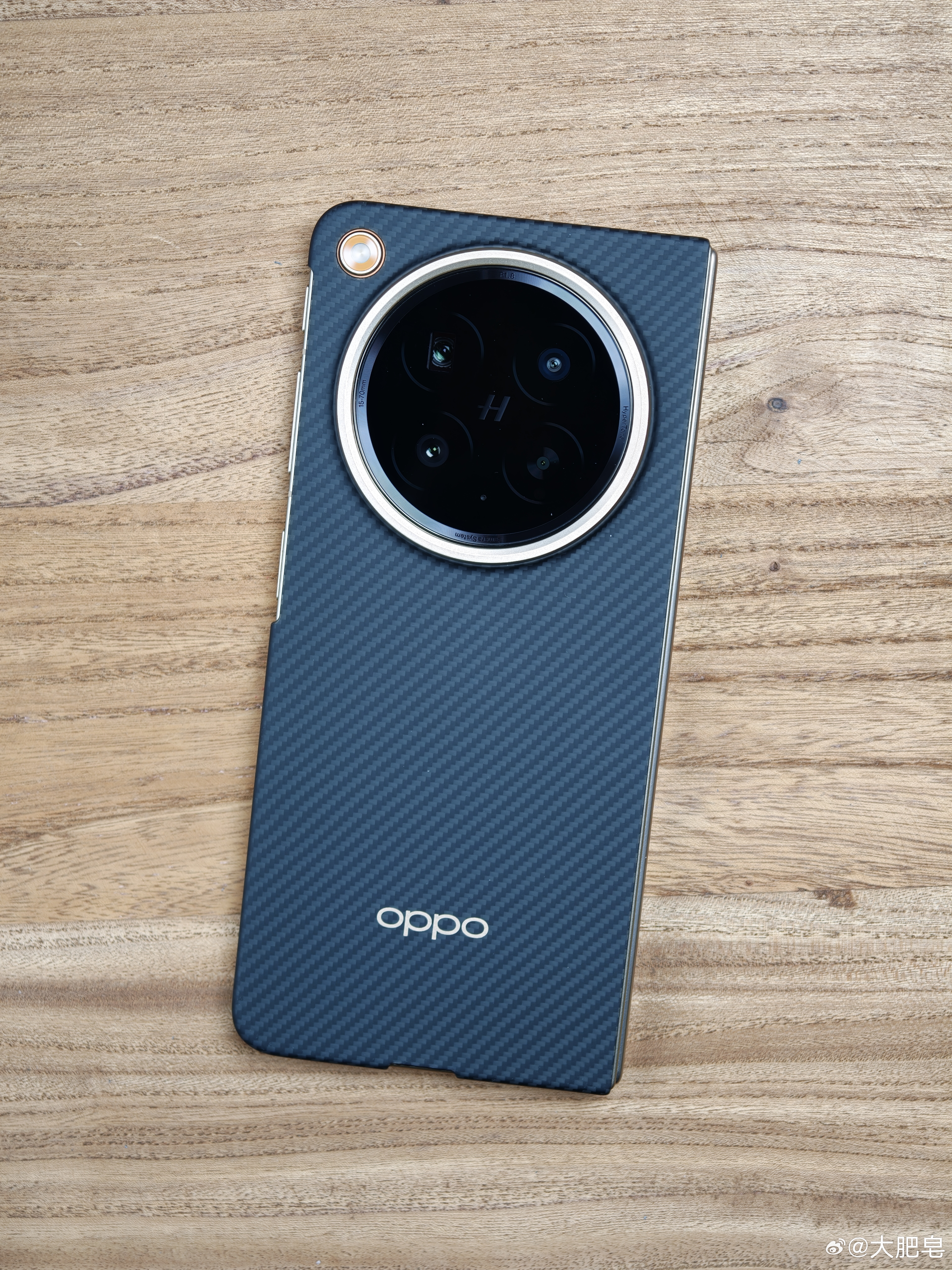 懂行的人一眼就看出来了，OPPO Find N6自带的这个手机壳特别好，毕竟碳纤