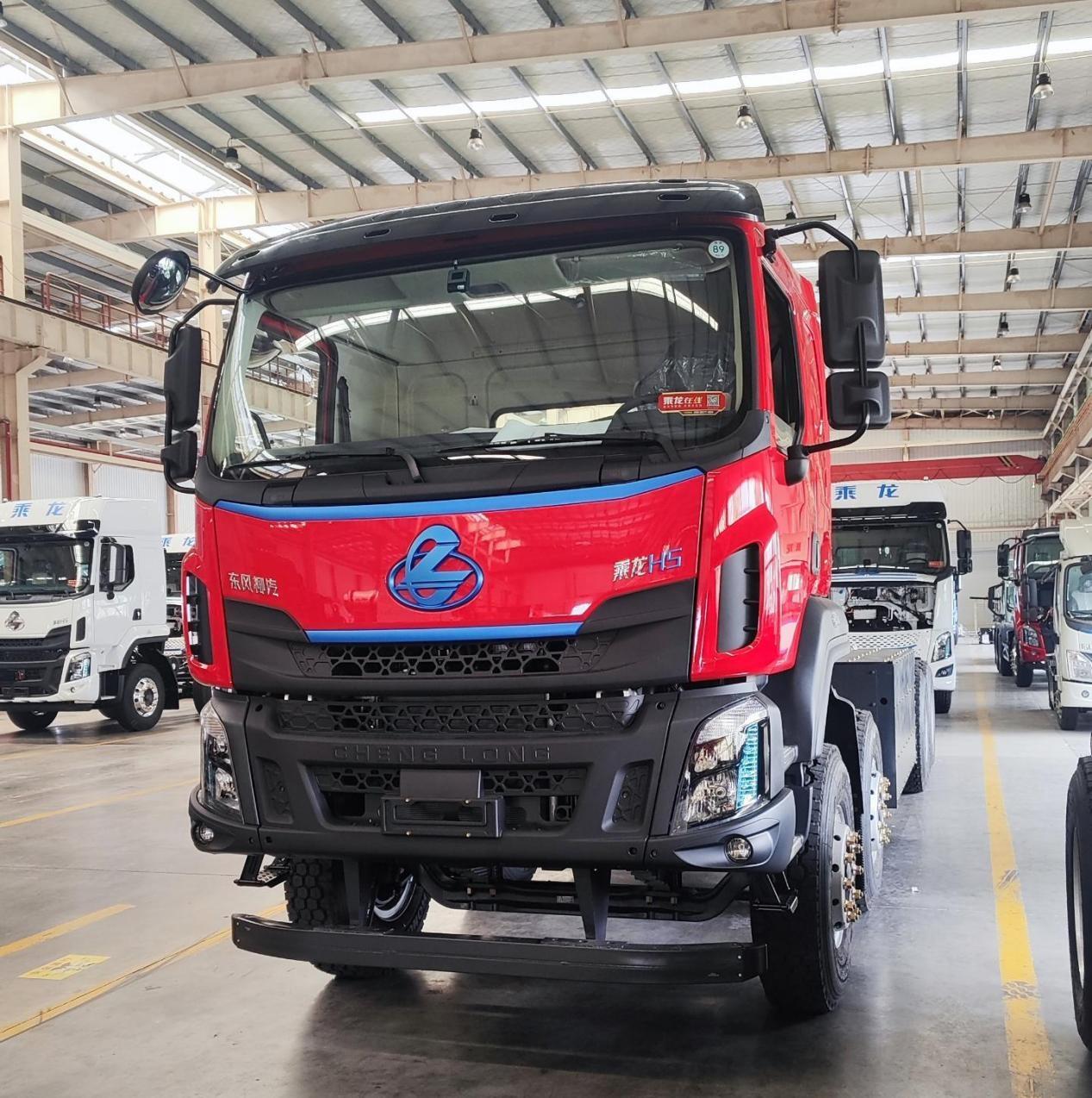 乘龙H5 8X4纯电自卸车，采用法士特460kW永磁同步电机，峰值扭矩达2800