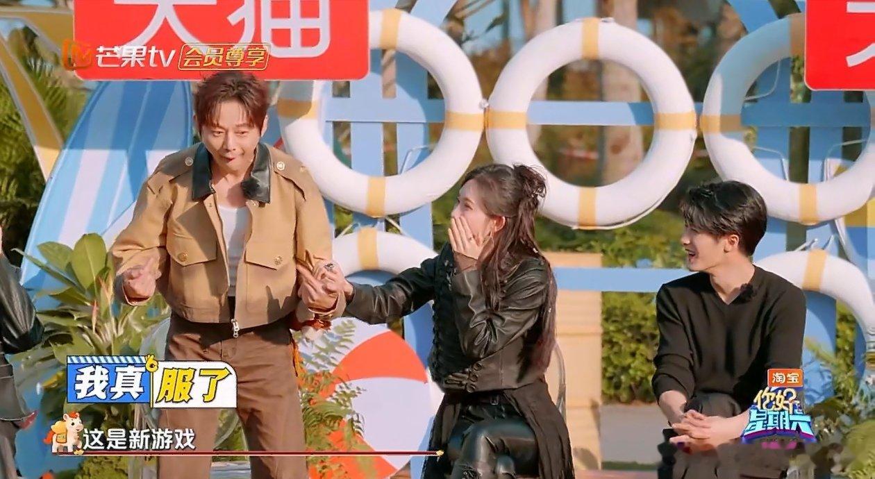 孟子义说何老师不会玩游戏你好星期六 孟子义玩游戏时举手，怀疑有情况发生，指向何炅