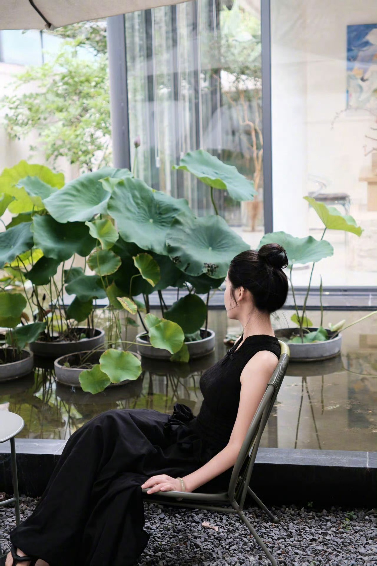 闯进一家被绿植“攻占”的店🌿棕榈叶、大芭蕉叶呼啦啦挡在眼前水池里还漂着荷叶跟不