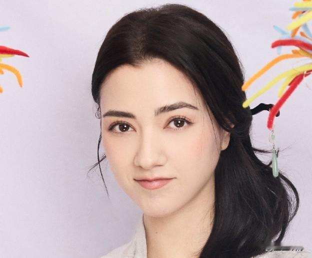 也难怪霍家那么抗拒娜然，总觉得她像低配版热巴，五官、气场放在一起总透着违和感。尤