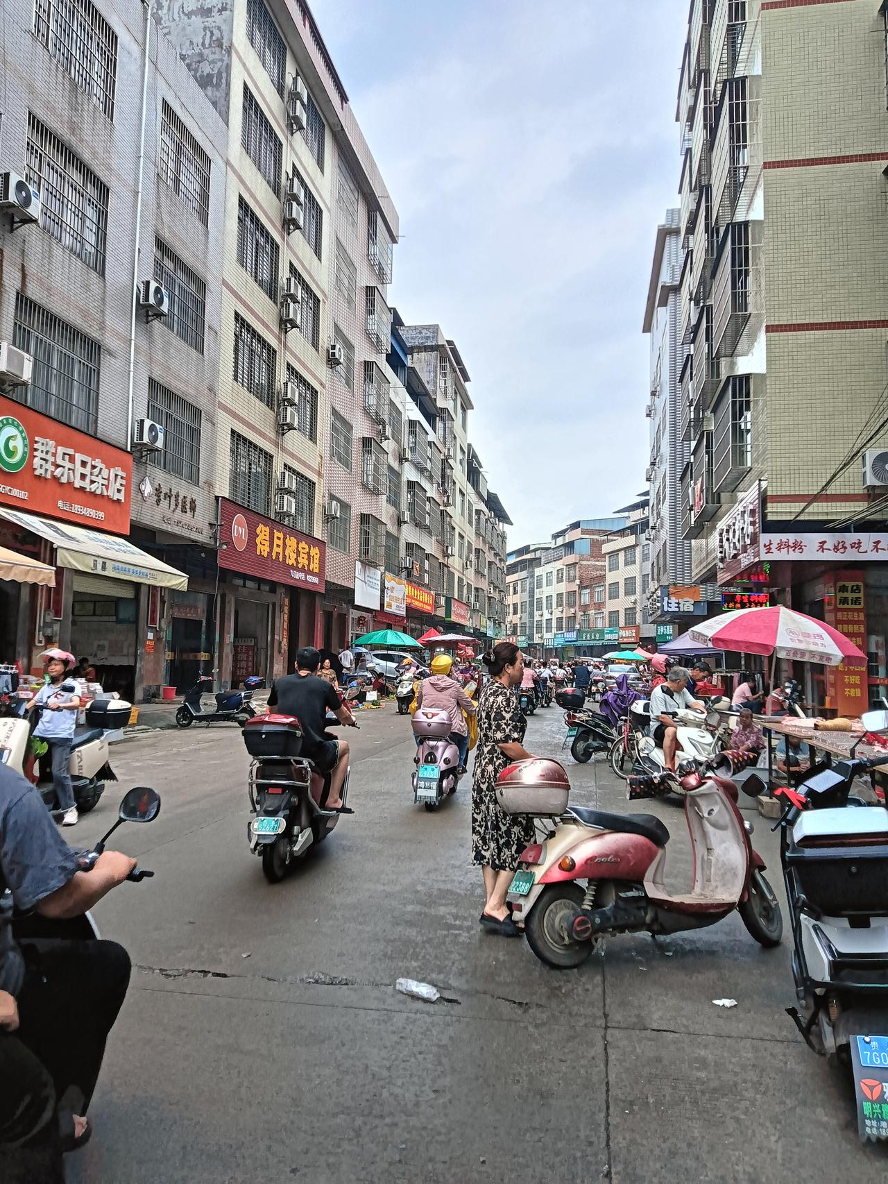 端午节又经过贵港市港南区木松岭市场，今天这里人山人海堪比赶大集。木松岭综合市场也