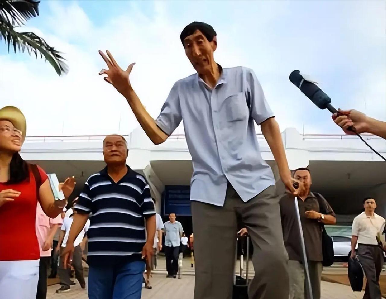 中国巨人鲍喜顺：不听医生劝告非要生子，现在儿子长到多高？被称之为“中国第一巨人”