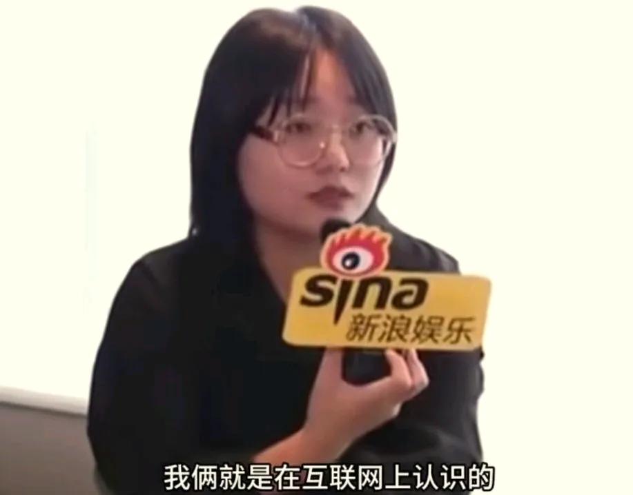 李雪琴讲述了和前老板谢哥相识的过程。
她说他俩是在互联网认识的。李雪琴有一次直播