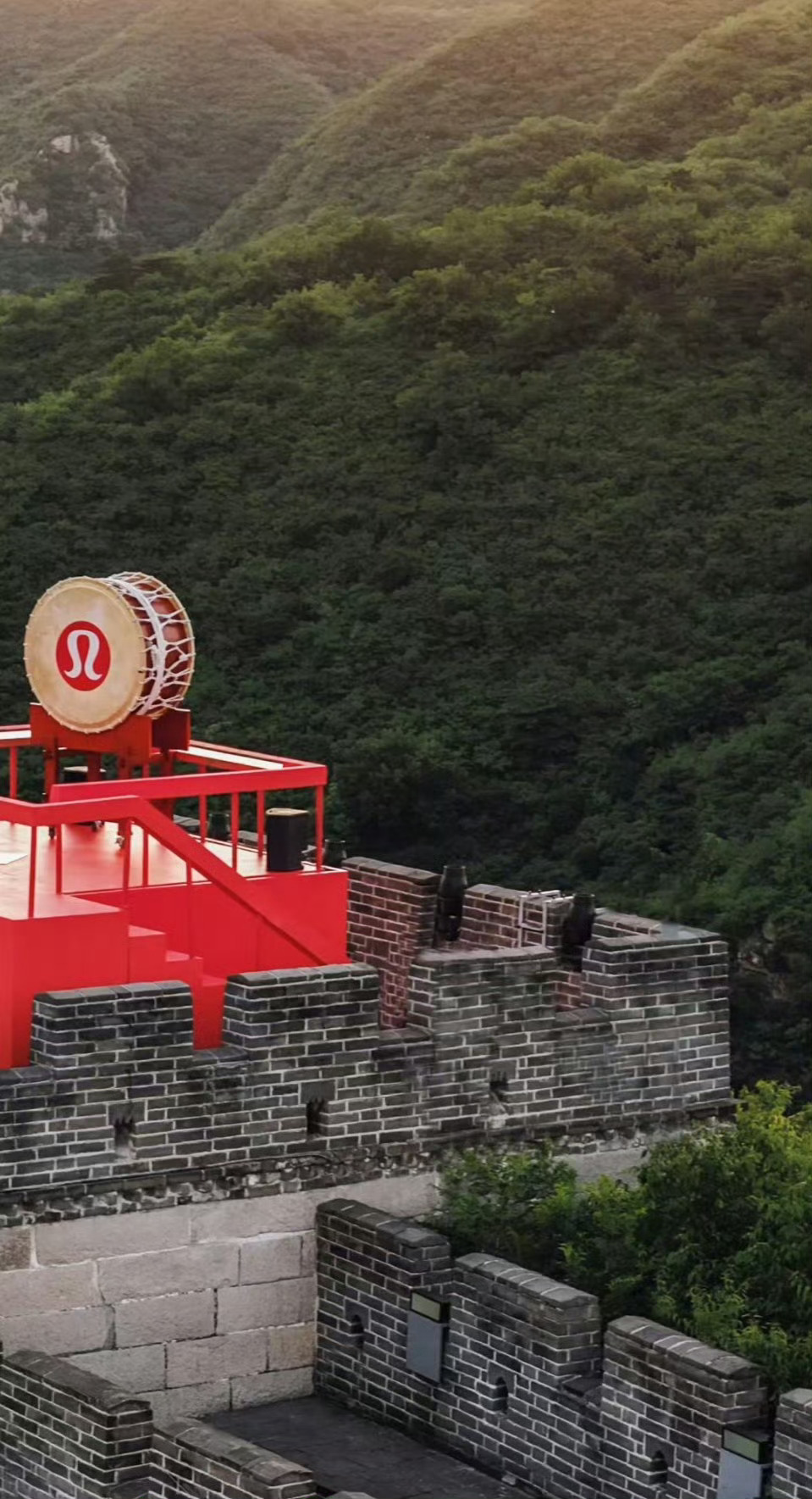 朱一龙疑似在长城敲日本太鼓 我觉得是品牌方的问题，咋？中国没鼓了？非要敲日本太鼓