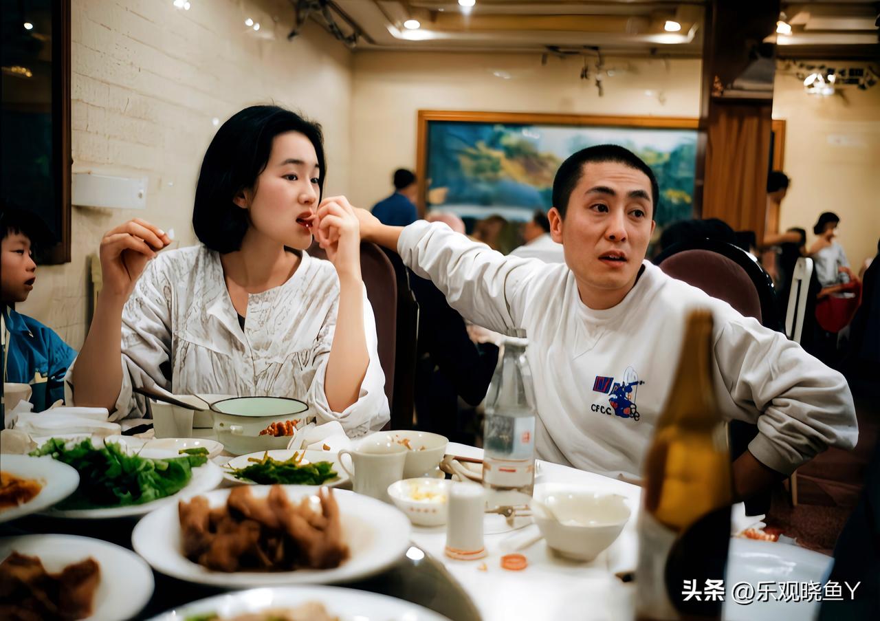 这是巩俐和张艺谋热恋期间在餐桌上留下的一张老照片，拍摄于一九九三年。照片中的巩俐