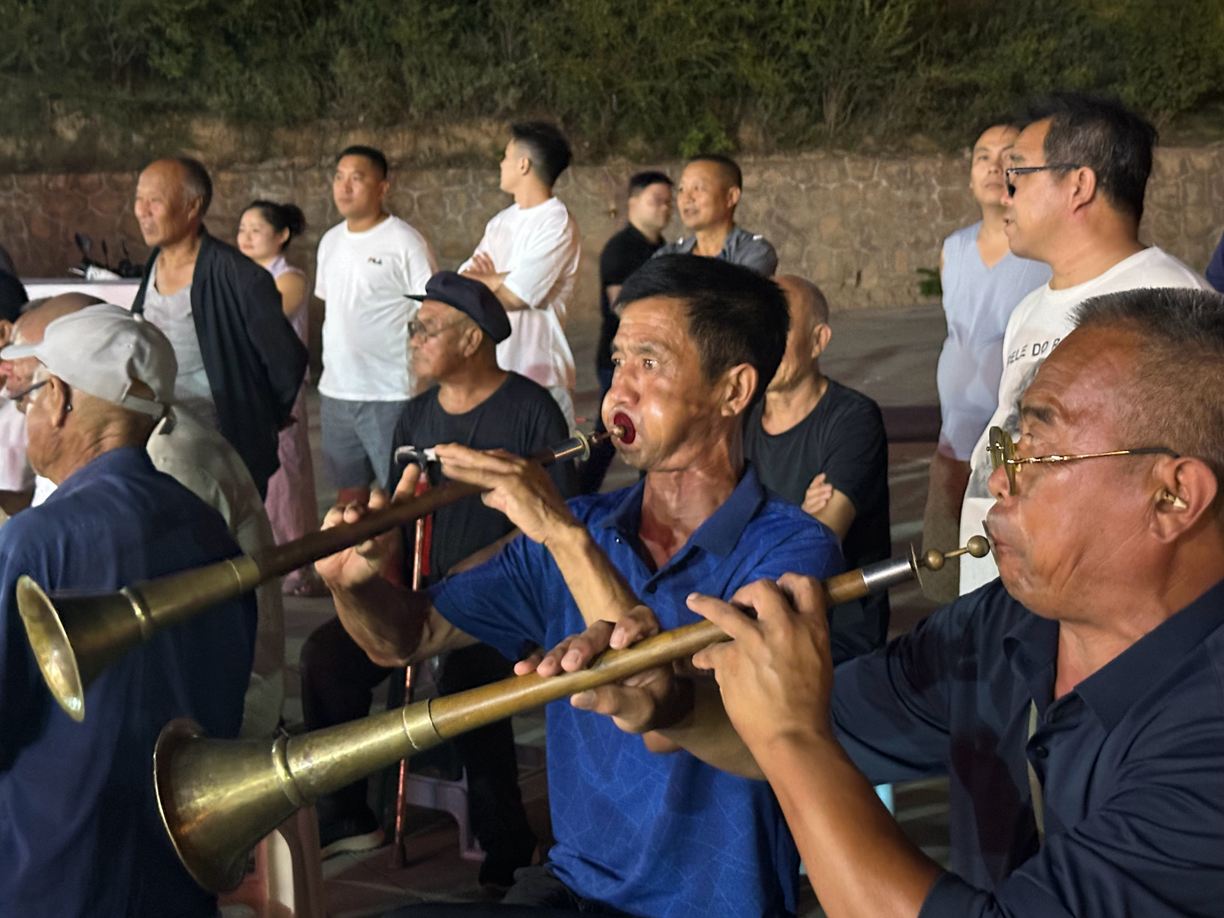 这是在吹什么乐器，要使那么大劲？ 