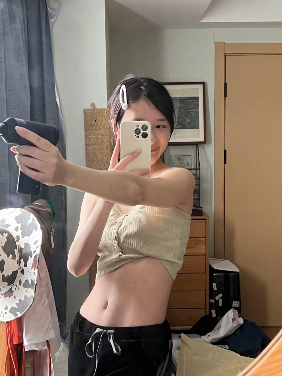 徐娇对镜自拍晒马甲线 好身材纤瘦有型状态在线
搜狐娱乐讯 10月10日，徐娇在社