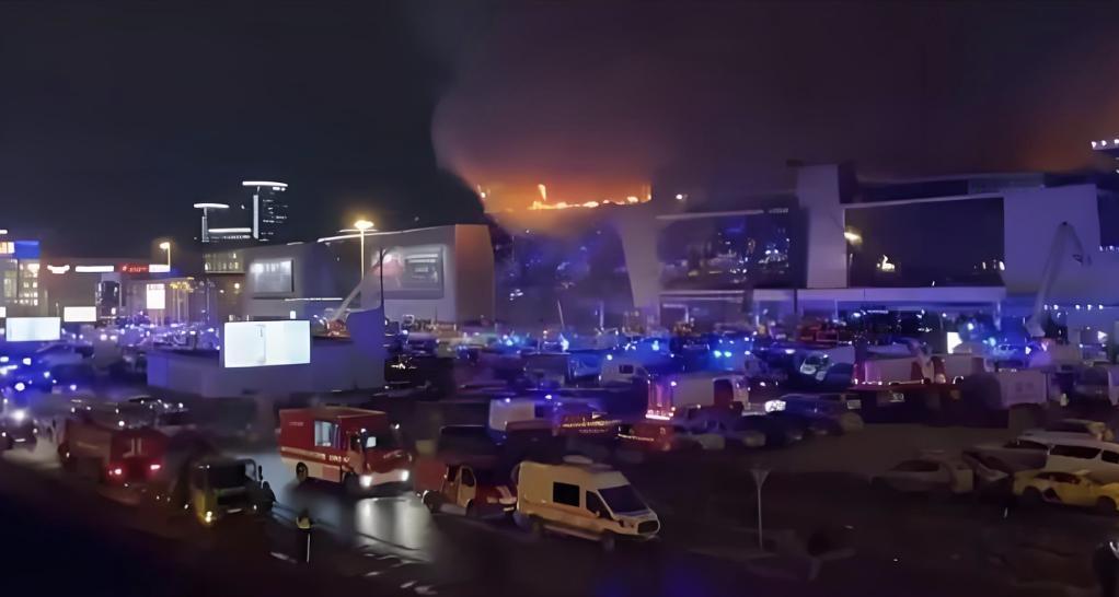 深夜莫斯科上空突然涌来几百架无人机，防空系统忙活一宿，最后还是造成了3人死亡、1